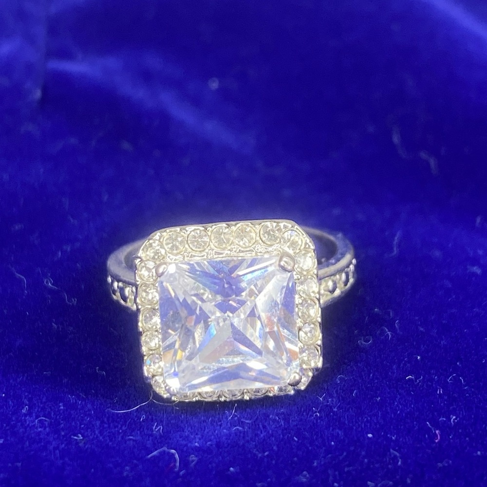 Beautiful costume jewelry ring, silver plated, large stone